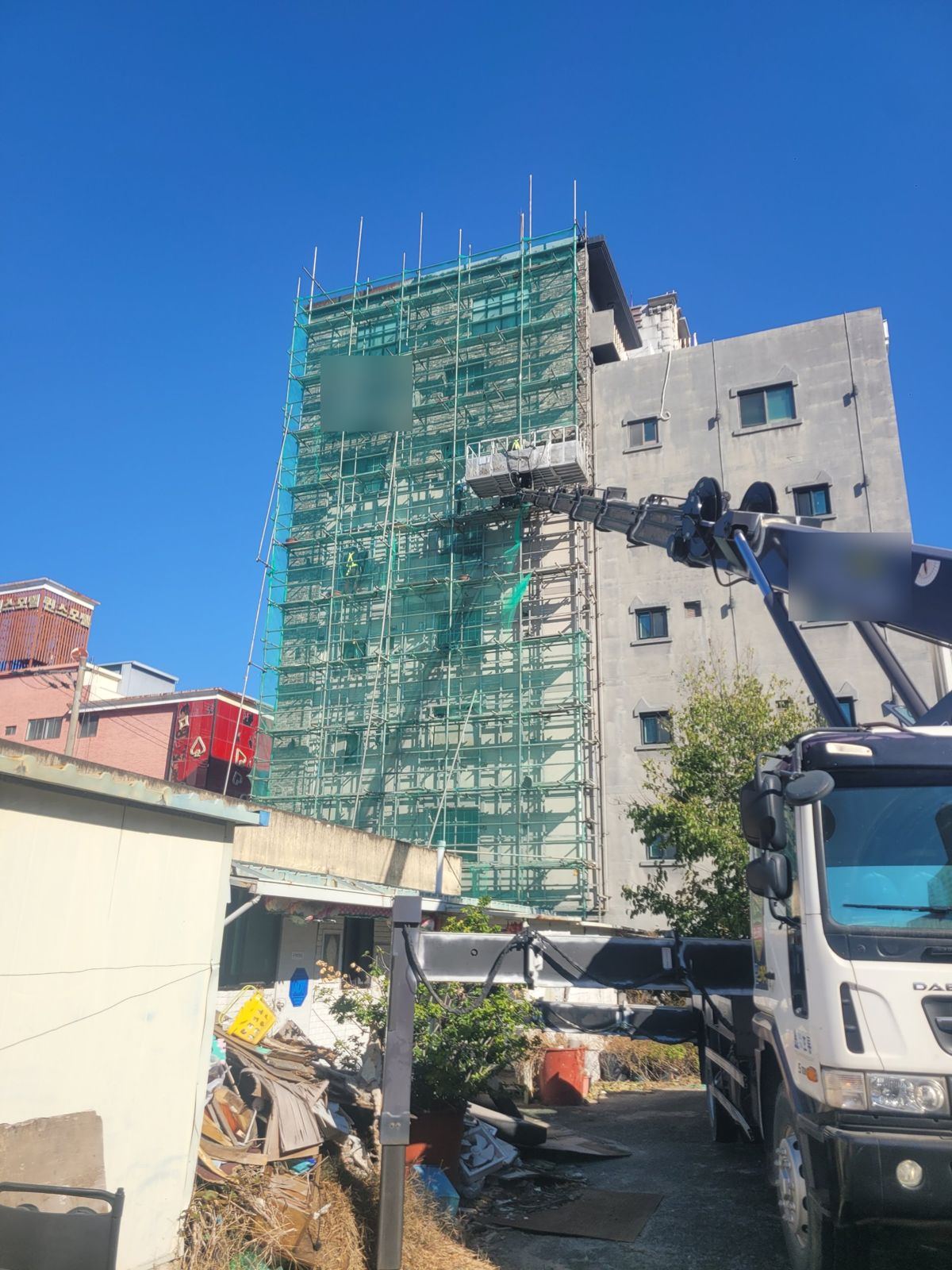 스카이 장비로 고층 외벽 타일 제거