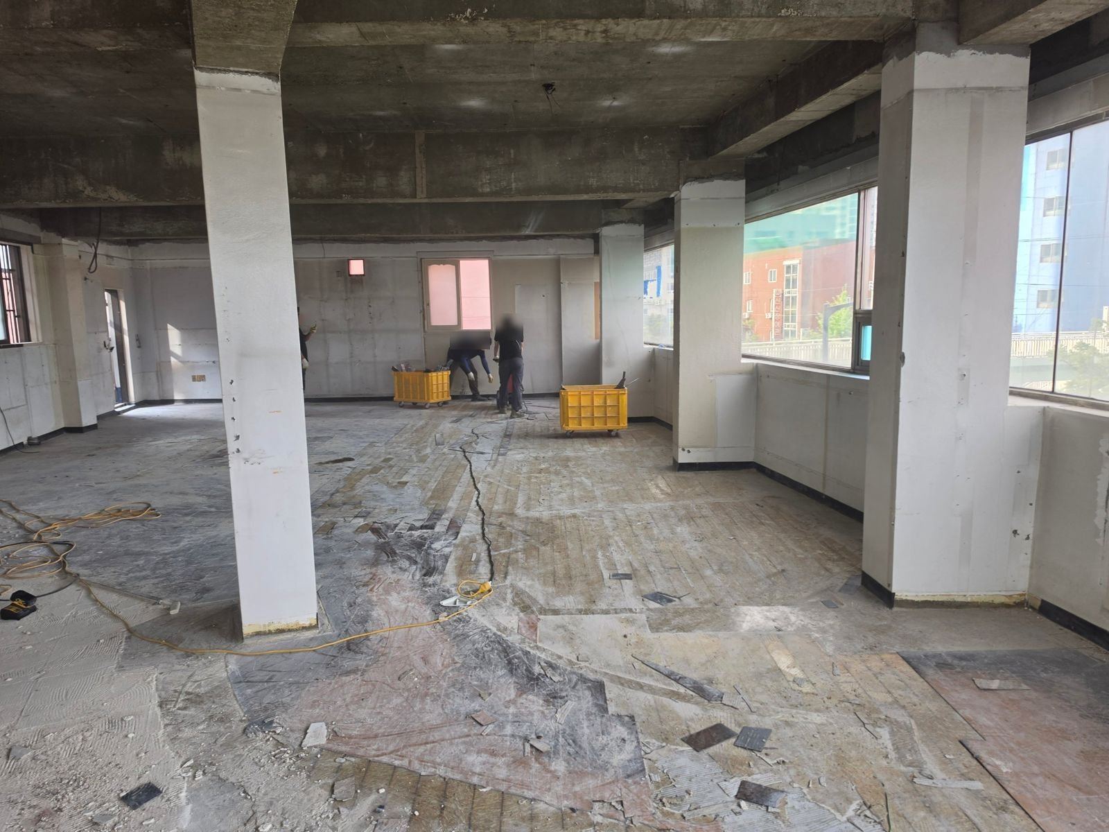 작업 후 · 골조만 남긴 넓은 공간